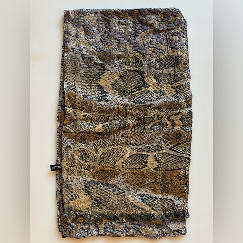 APT9 scarf animal print.